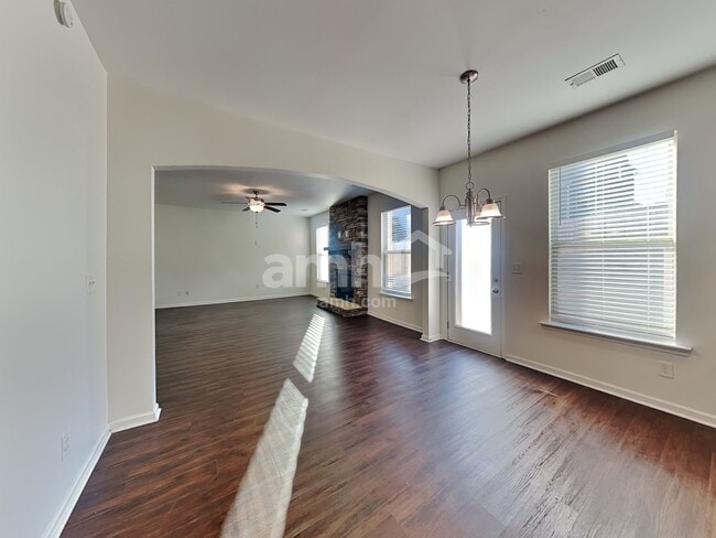 Building Photo - 1522 Balvaird Dr SE