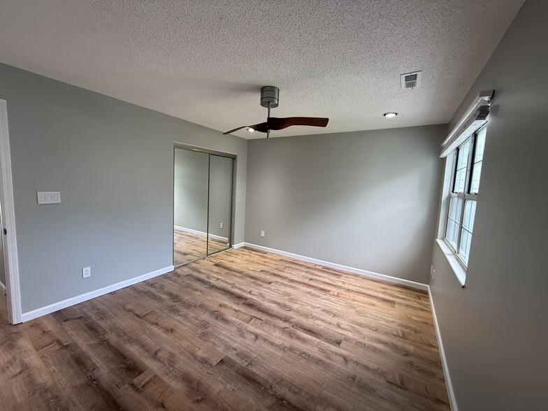 Building Photo - 1686 E Swan Cir