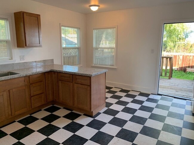 Building Photo - Beautiful Modern 2 Bedroom House