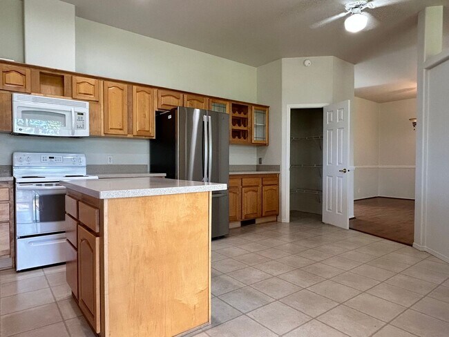 Building Photo - Large Single Family Home in Country with Office