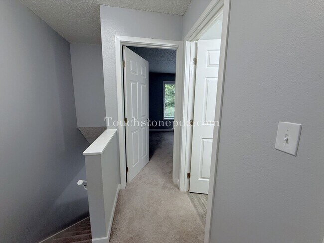 Building Photo - Newly Renovated 2-bedroom Apartment in Skylark Apartments