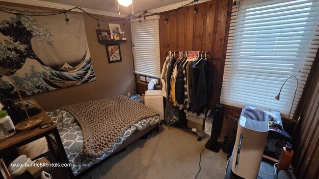 Building Photo - 2BR/1BA Duplex in NE Minneapolis 8/1 move in