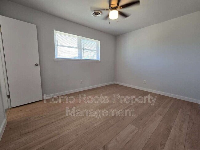 Building Photo - 1309 W Beech Dr