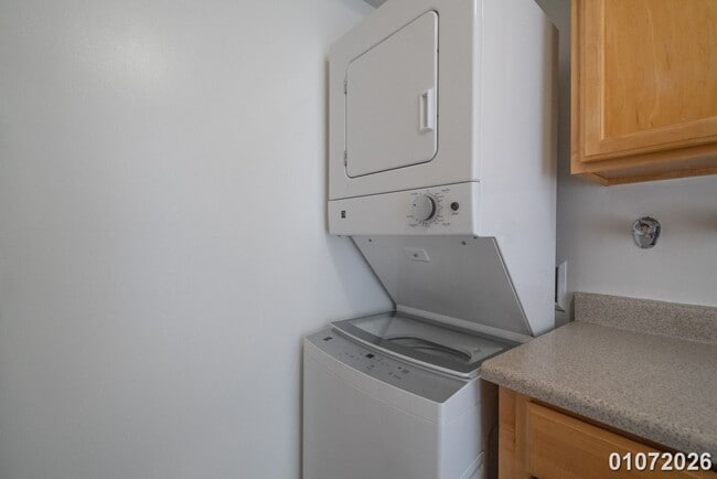 Building Photo - $2400 /1 Bed/ 1 Bath/ 1 Parking IN NUUANU