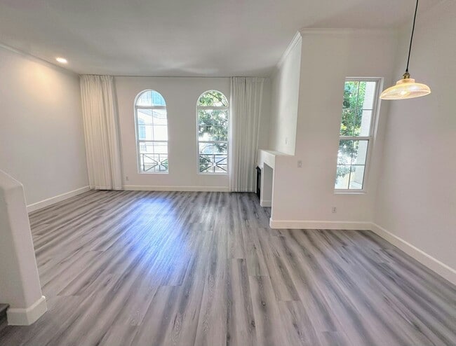 Building Photo - 827 Harmony Pl