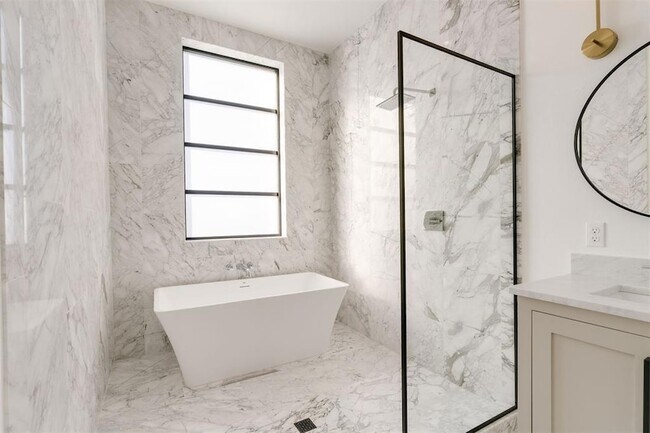 Building Photo - 827 NW 8th St