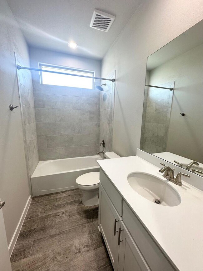 Building Photo - 5 Bedroom 4 Bathroom Ready to Rent ASAP!