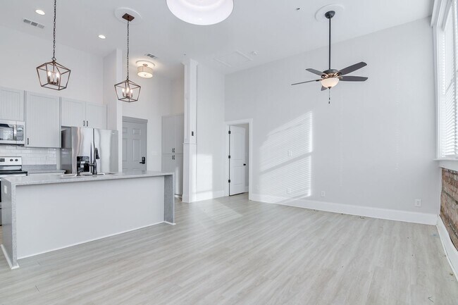 Building Photo - 2 Bed 2 Bath Apartment In Middle of Harlem!