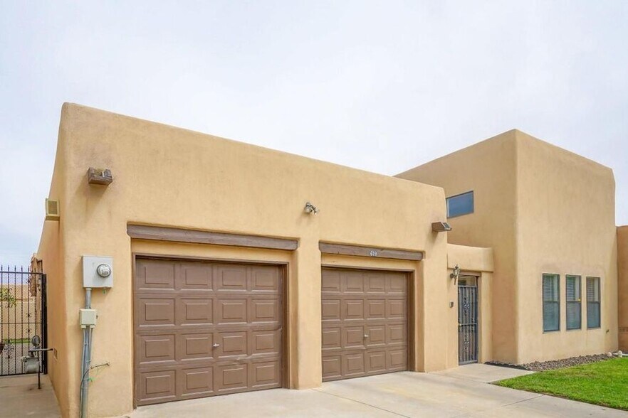 Building Photo - 609 Avenida Montoya NE