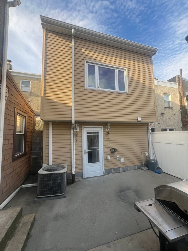 Building Photo - Four bedroom Gemin Port Richmond