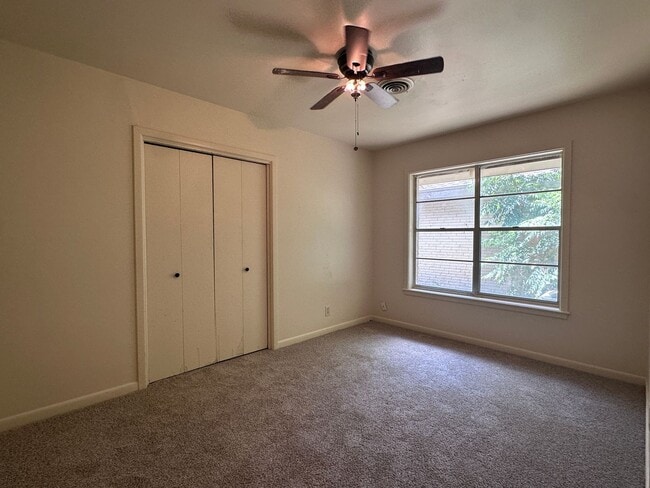 Building Photo - 825 Crestview Dr