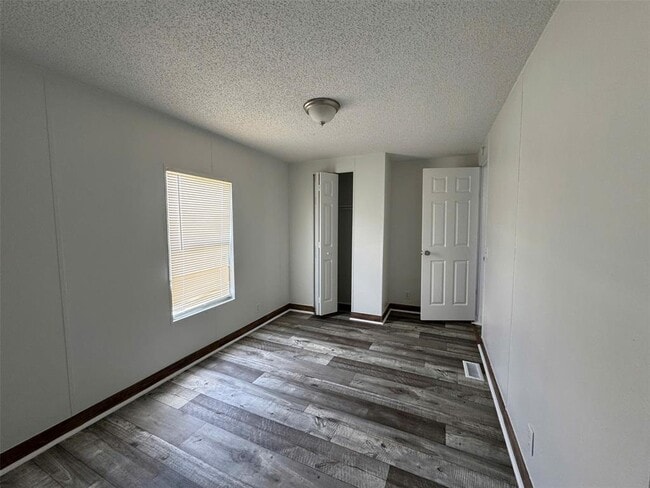 Building Photo - 16206 Wood Dr
