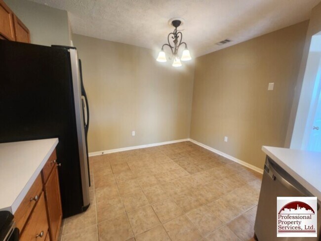 Building Photo - Conveniently located to Everything