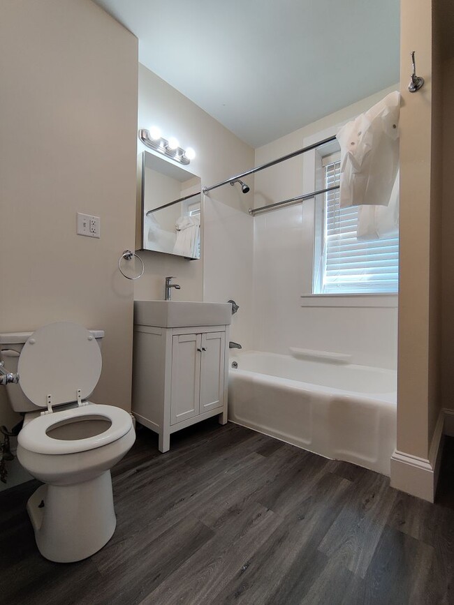 Building Photo - 2 Bedroom Split on Beacon St. No brokers F...