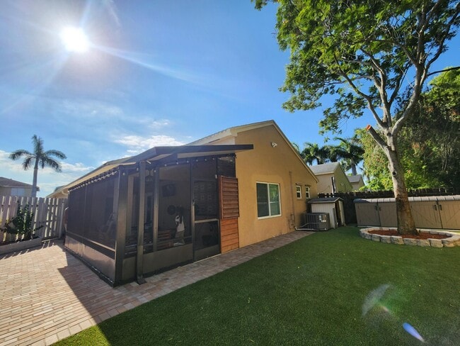 Building Photo - 250 E Riverbend Dr