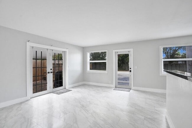 Building Photo - 802 SW 12th Ct