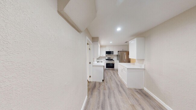 Building Photo - 6BD/3BA Large House, Newly Renovated! (Lease out, pending signatures. Check back in a few days!)