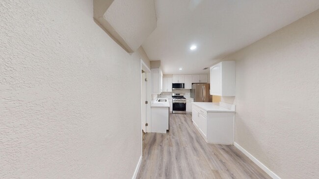 Building Photo - 6BD/3BA Large House, Newly Renovated!