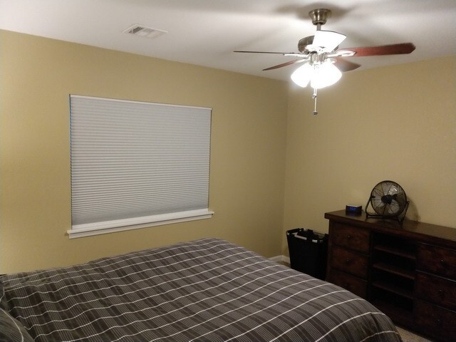 Building Photo - Large 3 Bed/ 2 Bath Townhome on West Side!