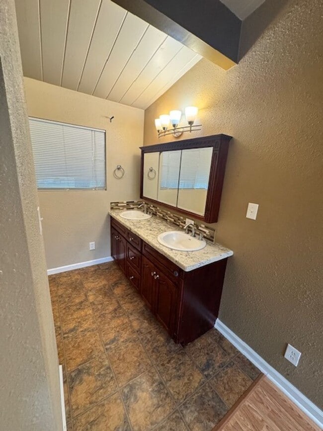 Building Photo - Available for Move In 3 Bed, 2.5 Bath Home...