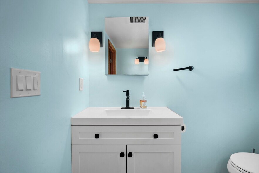 2d fl bath - 3633 Gregory St