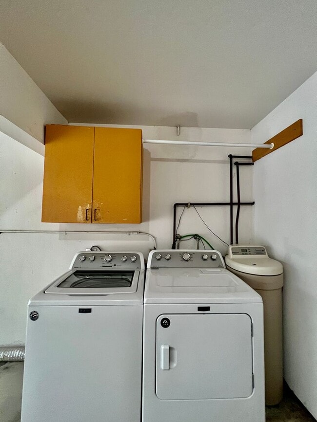 Building Photo - Beautiful 3B/2.5BA W/ Attached 2 Car Garag...