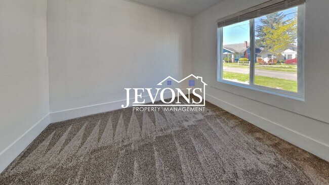 Building Photo - $300 Rent Credit - Well-kept ground-floor ...
