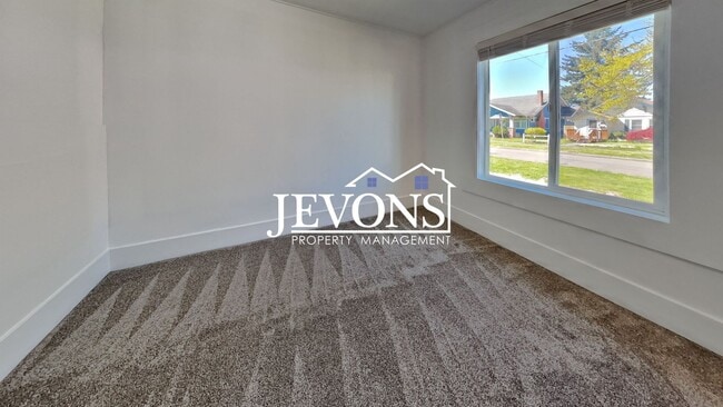 Building Photo - $600 Rent Credit - Well-kept ground-floor ...