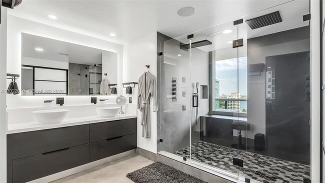 Building Photo - 5875 Collins Ave