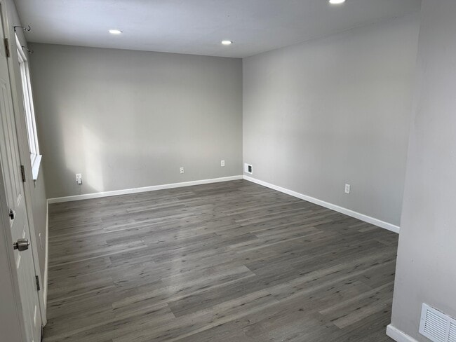 Building Photo - 5901 Roosevelt St