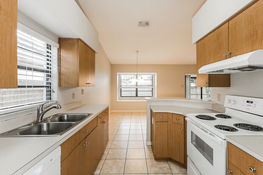 Building Photo - 1440 Tiverton Dr