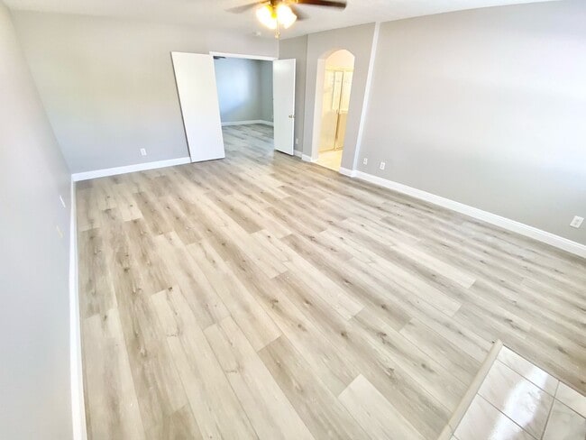 Building Photo - STUNNING 2 BEDROOMS 2.5 BATHROOMS TWO STORY TOWNHOUSE IN GATED COMMUNITY!