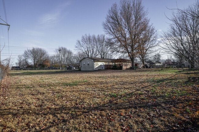 Building Photo - 3 Bedroom 2 Bath home on HUGE lot in Farmington!