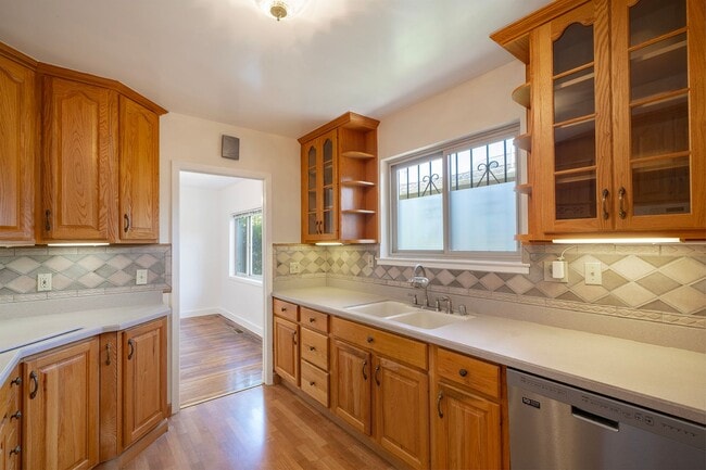Building Photo - Spacious Two Story Albany Home Two Blocks ...