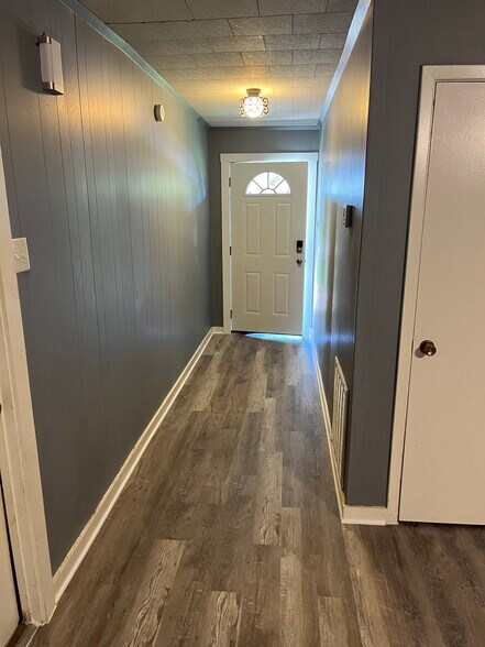 Building Photo - 604 Alexander