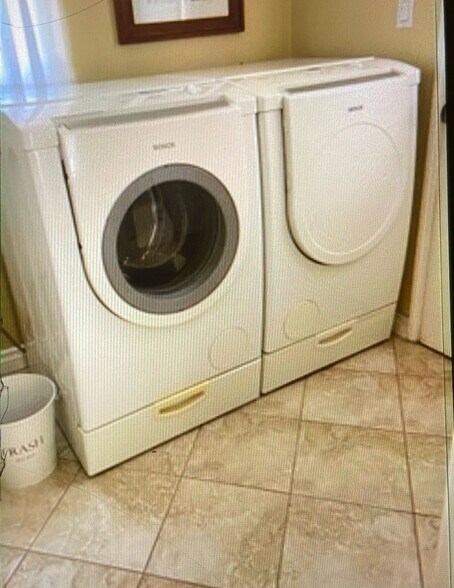 Laundry Room - 5407 Woodman Ave