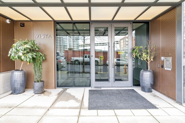 Building Photo - The Vista - 2 bed/2.5 bath Pearl District Condo w/parking/storage/concierge/most utilities/amenities
