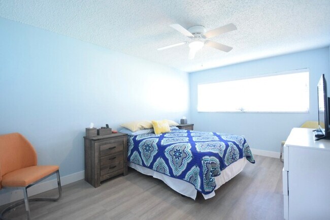 Building Photo - FULLY FURNISHED Condo For Rent in Pinellas...