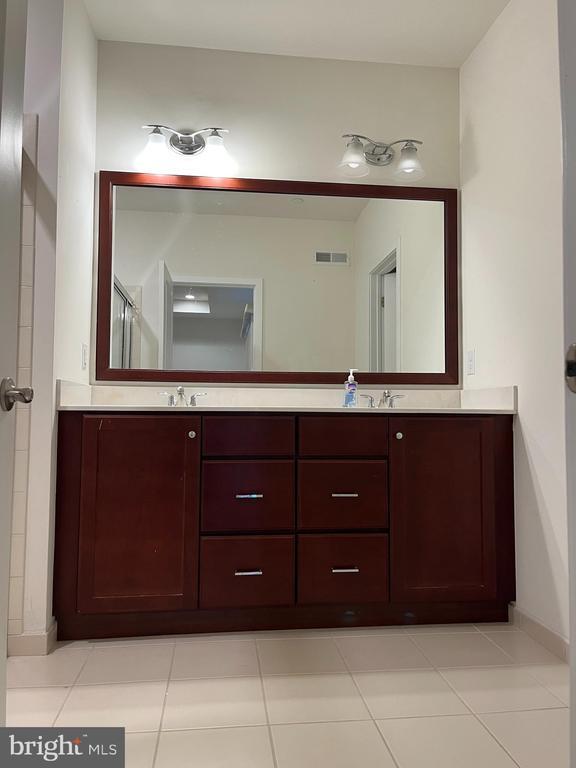 Building Photo - 805 Lakeview Ct