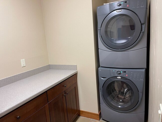 Building Photo - Luxury Mountain Residence — Premier 6-Month Winter Lease Near Canyon Lodge