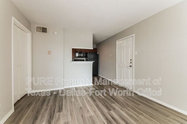 Building Photo - 18333 Roehampton Dr