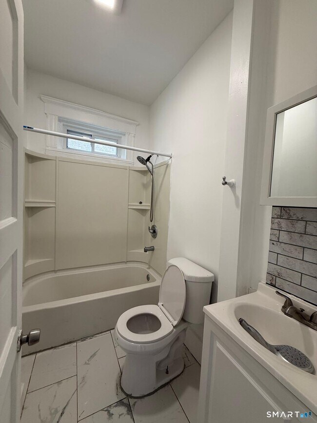 Building Photo - 175 Read St