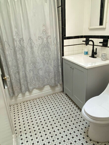 Building Photo - 423 21st St NE