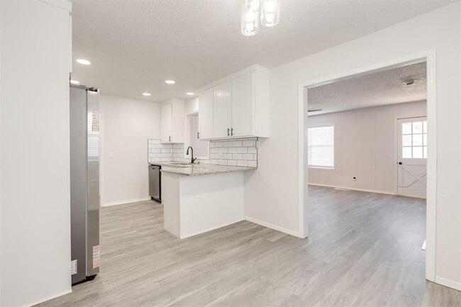 Building Photo - 11715 N Francis Ave