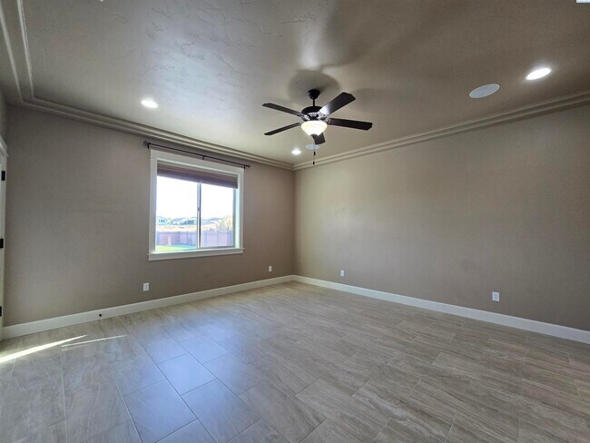 Building Photo - 3/4 Acre lot with Pool/Hot and Lawn Care I...