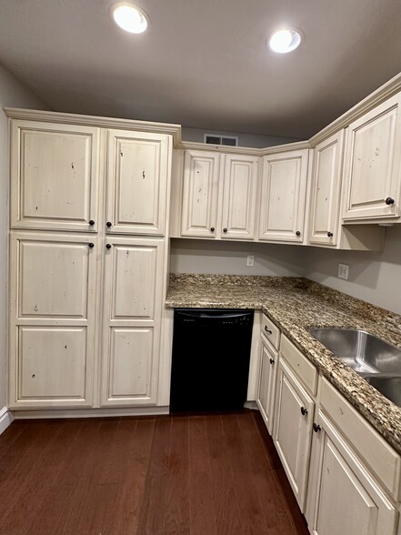 Kitchen - excellent storage - 73 F St E
