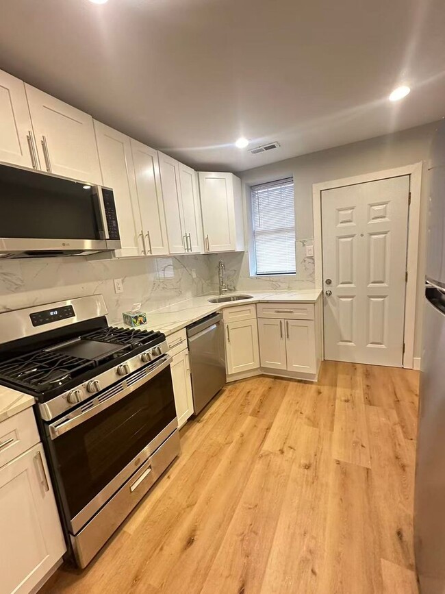 Building Photo - 3B1B house in Whitman area Available NOW