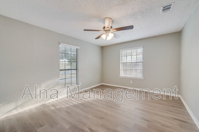 Building Photo - 1005 Canadian Cir