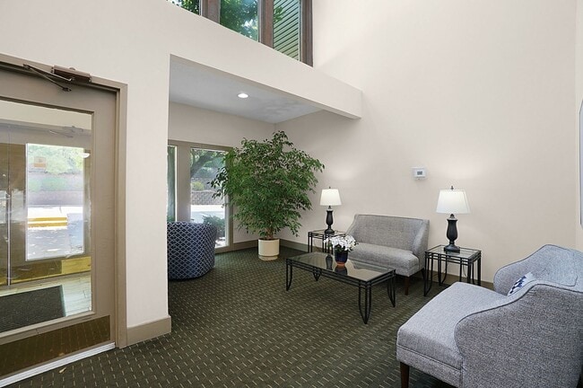 Building Photo - Spacious 2-Bedroom, 2-Bath Condominium in ...
