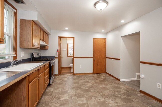 Building Photo - 3262 W 122nd St
